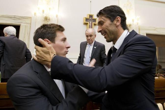 L'abbraccio tra Messi e Buffon. Ap 
